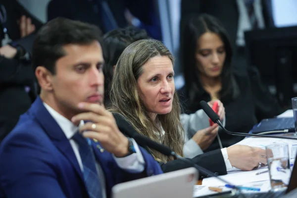 Diretora da CGU diz na CPMI que INSS soube das fraudes em 2019