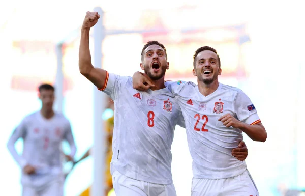 Espanha goleia Eslováquia e avança na Eurocopa; Suécia elimina Polônia