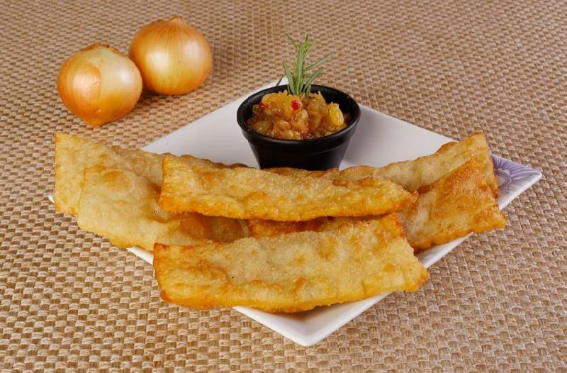 Matulla prosa e petisco: Palitinho de porco (massa crocante recheada
com carne de porco cozida lentamente
acompanhado de chutney de abacaxi picante) Matulla prosa e petisco: Palitinho de porco (massa crocante recheada
com carne de porco cozida lentamente
acompanhado de chutney de abacaxi picante)