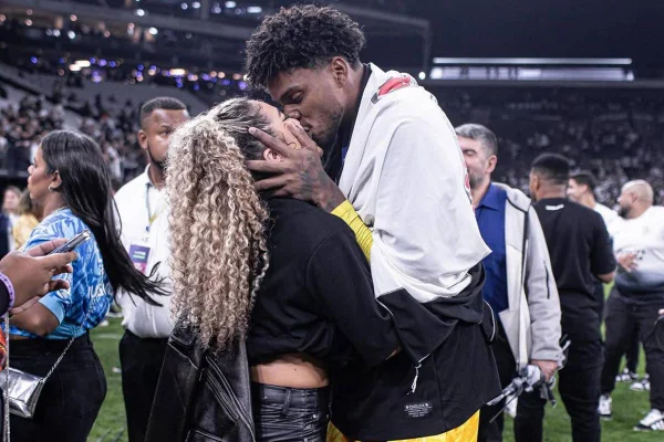 Imagem de Hugo Souza, do Corinthians, e namorada Rauany