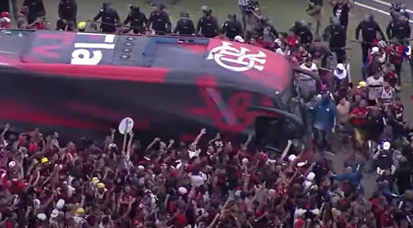 Ônibus do Flamengo deixando o Rio de Janeiro