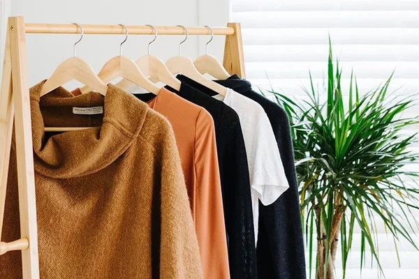 Um passo a passo para reduzir seu guarda-roupa a 37 peças
