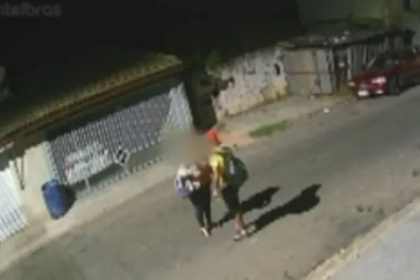 Imagem colorida de uma mulher sendo esfaqueada por um homem no ponto de ônibus - Metrópoles