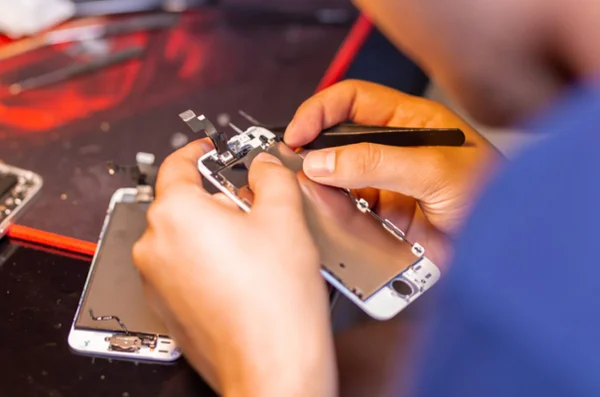 técnico consertando celular