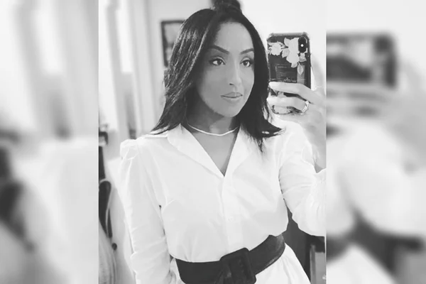 foto preta e branca. Mulher jovem tirando foto no espelho