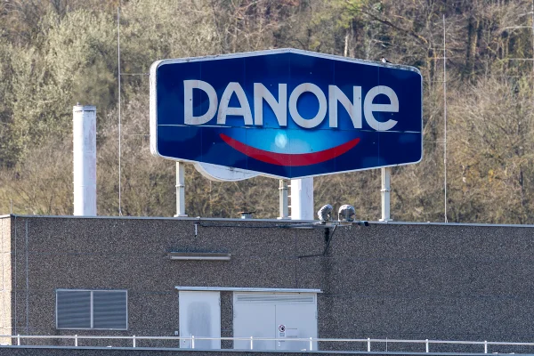 Logotipo da fábrica de laticínios da Danone em Ochsenfurt, na Alemanha. Metrópoles