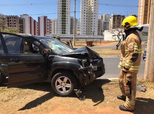 Em Águas Claras, motorista com sinais de embriaguez bate em poste