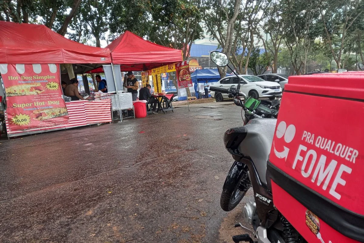 Entregadores em frente ao SP Market, em São Paulo Entregadores em frente ao SP Market, em São Paulo