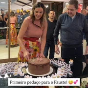 Faustão e Luciana Cardoso cortam o bolo do aniversário