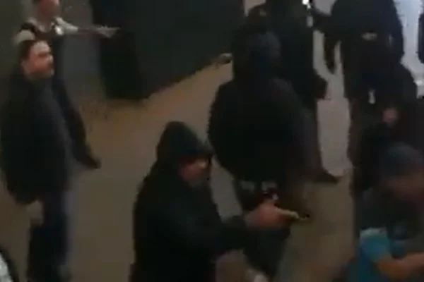 Foto colorida de torcedores do gremio protestando - Metrópoles