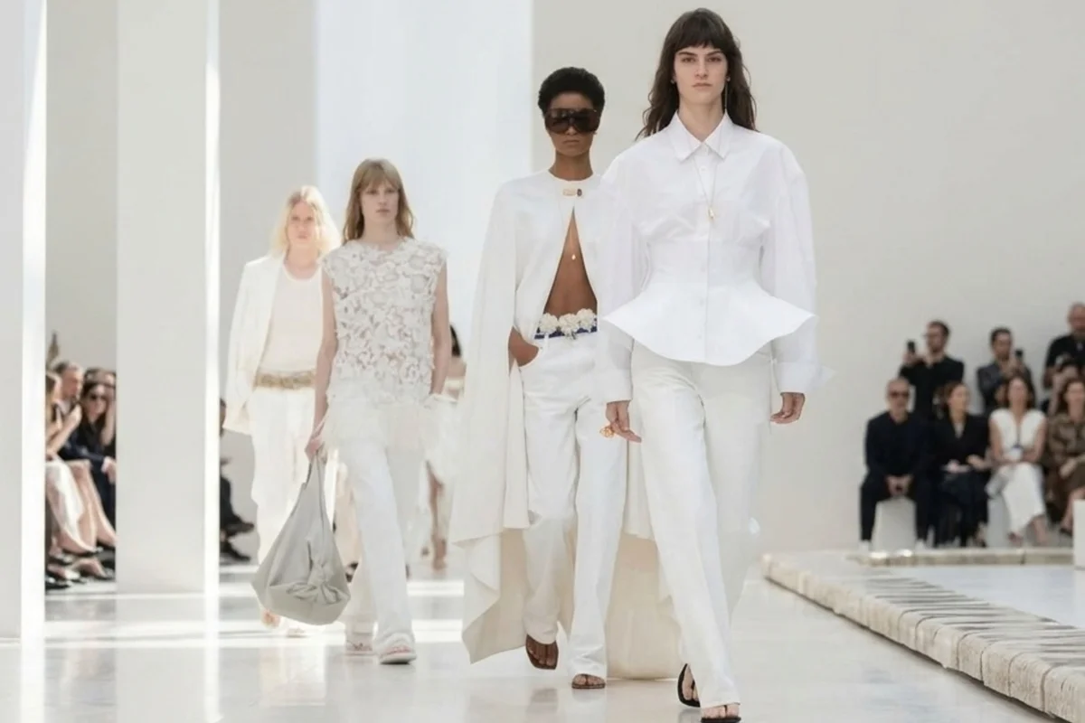 Balenciaga aposta no básico estruturado no Paris Fashion Week