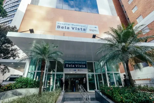 Imagem colorida da fachada do Hospital Municipal Bela Vista