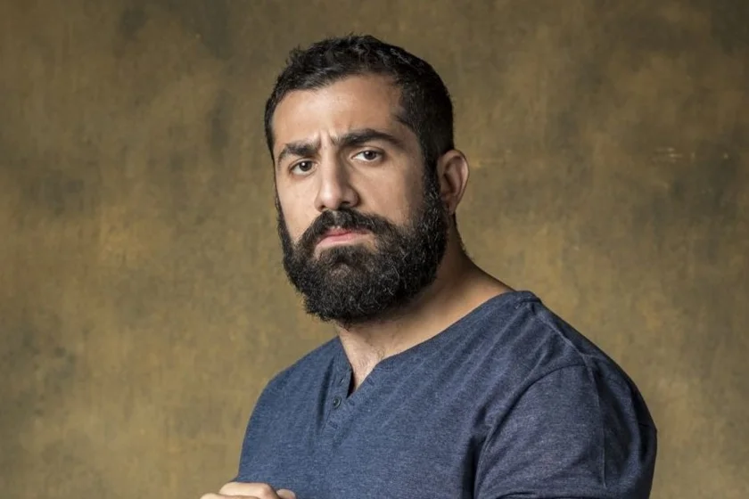 Kaysar Dadour chamou a atenção por sua interpretação no terceiro capítulo de Orfãos da Terra Kaysar Dadour chamou a atenção por sua interpretação no terceiro capítulo de Orfãos da Terra