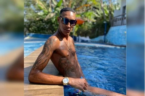 homem na piscina