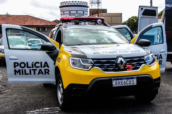 Imagem colorida, Esposa nega sexo e marido a ameaça e joga carro contra a própria casa - Metrópoles
