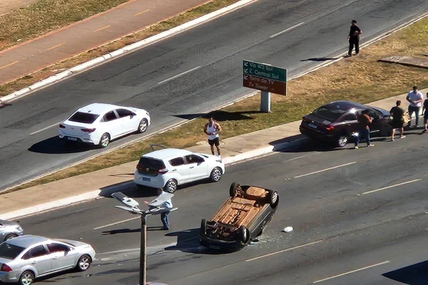 Carro com quatro pessoas capota no Eixo Monumental e deixa um ferido