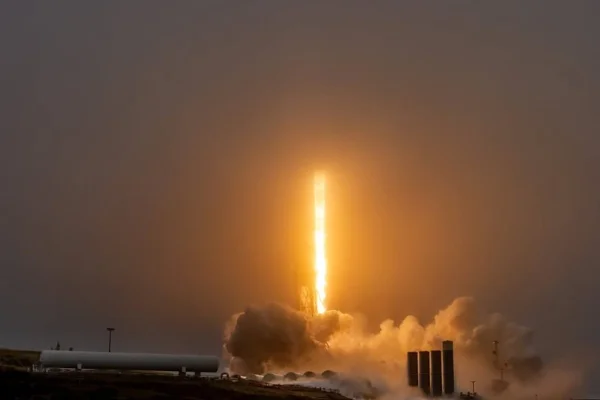 Imagem colorida de lançamento de fogute da SpaceX