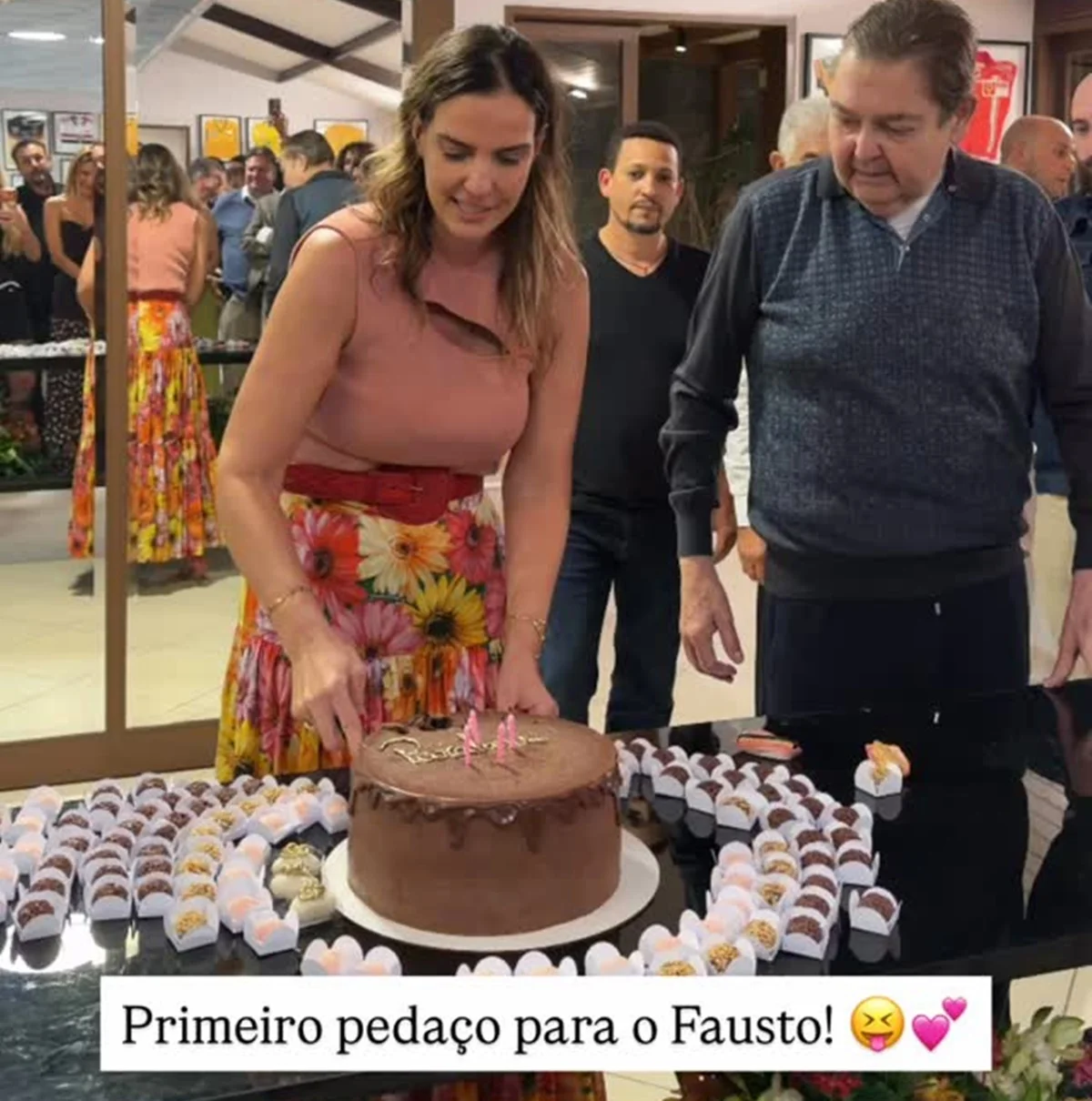 Faustão e Luciana Cardoso cortam o bolo do aniversário Faustão e Luciana Cardoso cortam o bolo do aniversário
