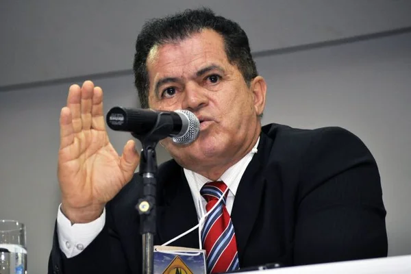 Homem fala em microfone