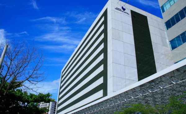 fachada do hospital Moinho dos ventos, em Porto Alegre (RS), que está com capacidade lotada de pacientes de covid-19