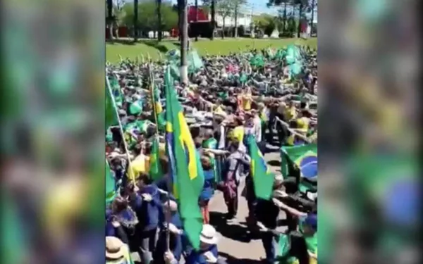Manifestantes estendem braço para frente - Metrópoles