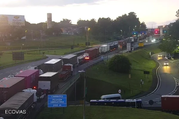 Imagem colorida da rodovia Anchieta parada após acidente