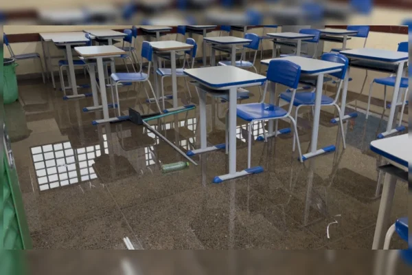 salas alagadas em Escola Classe de Planaltina