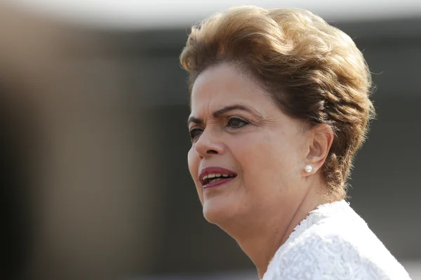 Dilma atrasa repasse de R$ 2,9 bilhões para escolas