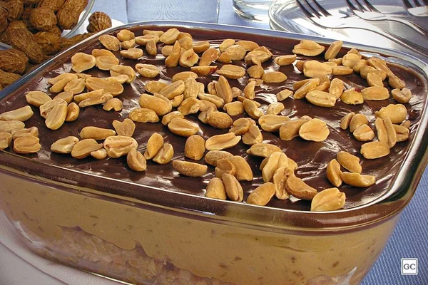 Sobremesa gelada de Charge: receita é feita com chocolate, biscoito e amendoim