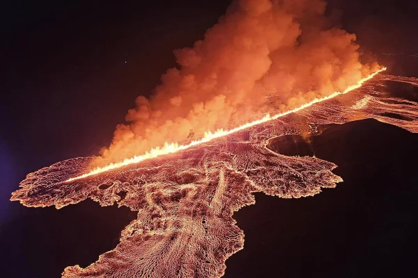 Península de Reykjanes, na Islândia, registra 6ª erupção de vulcão desde dezembro