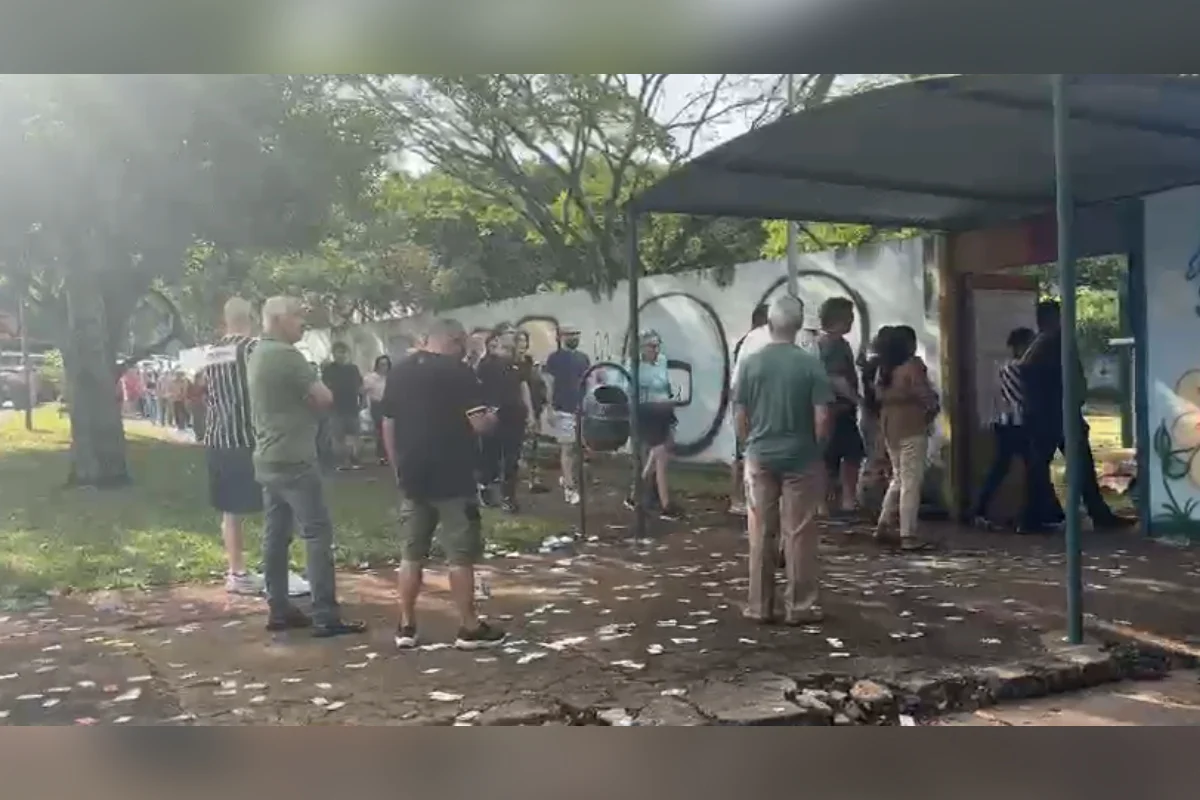 Eleitores que já estiveram na fila às 17h têm direito de votar