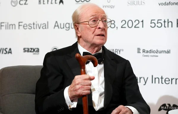 Michael Caine de terno e gravata borboleta - Metrópoles