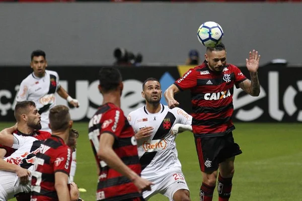 Flamengo e Vasco empatam em 1 x 1 no Mané Garrincha