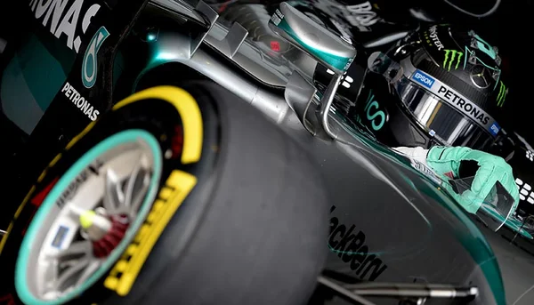 Sob chuva, Rosberg dá o troco e desbanca Hamilton no 3º treino livre
