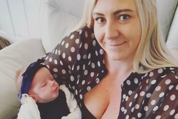 Após 4 testes negativos de gravidez, mulher dá à luz no banheiro