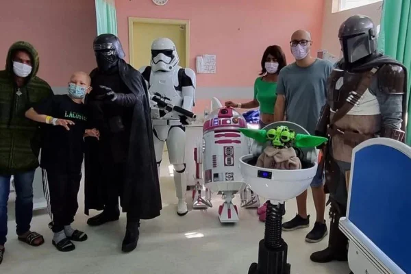 Personagens de Star Wars visitam crianças com câncer em hospital de SP