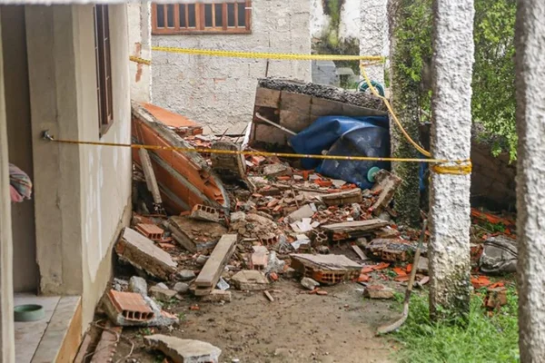 Mulher é resgatada depois de desabamento em Niterói