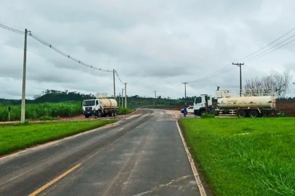 Temporal que atingiu Santa Rosa de Viterbo acumulou 186 mm de chuva em 24 horas, atingiu estradas, pontes e afetou o transporte escolar - Metrópoles