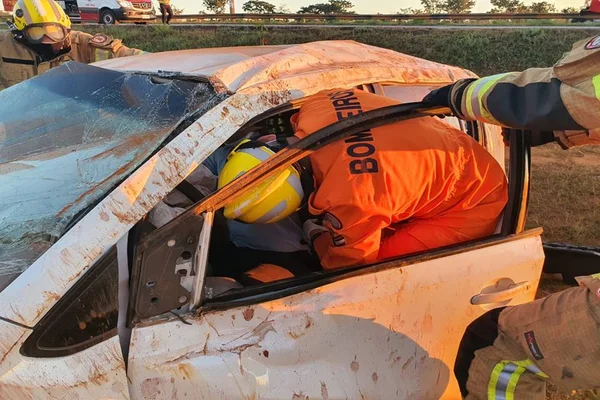 Carro capota na Estrutural e motorista fica preso às ferragens