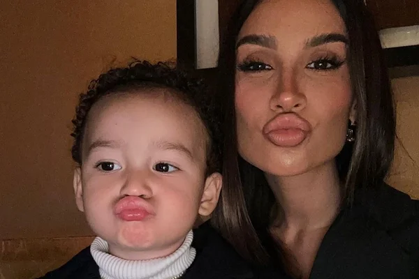 Boca Rosa e o filho, Cris, de 2 anos, fazem biquinho para a câmera - Metrópoles