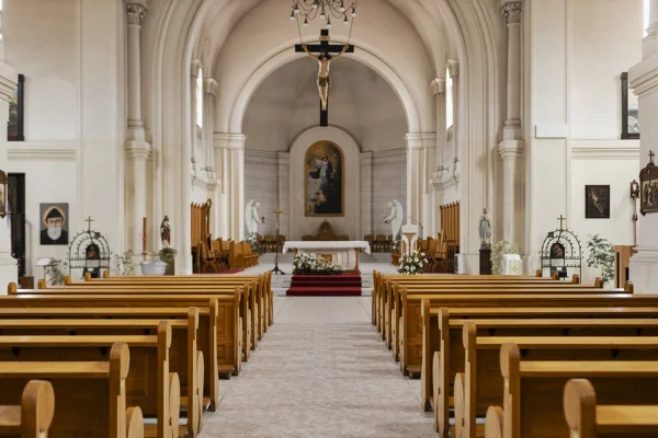 Foto colorida de Igreja fora de horário de missa