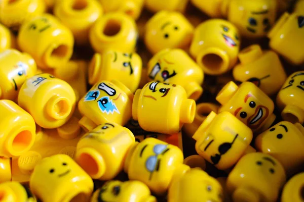 Amontoado de cabecinhas de lego