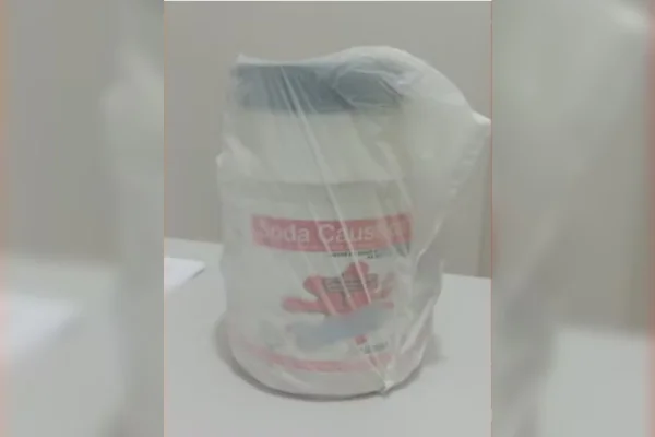 Imagem colorida, PR: homem joga soda cáustica no rosto da irmã após briga por som alto - Metrópoles