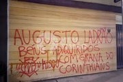 Muro pichado com críticas à Augusto Melo