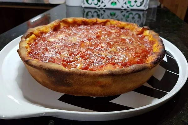 Deep dish, pizza em forma de panela funda, faz sucesso em Águas Claras