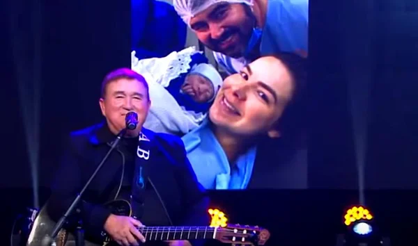 Amado Batista é informado sobre nascimento da neta durante ao vivo, durante live