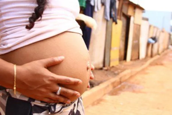 Mulher grávida segura barriga