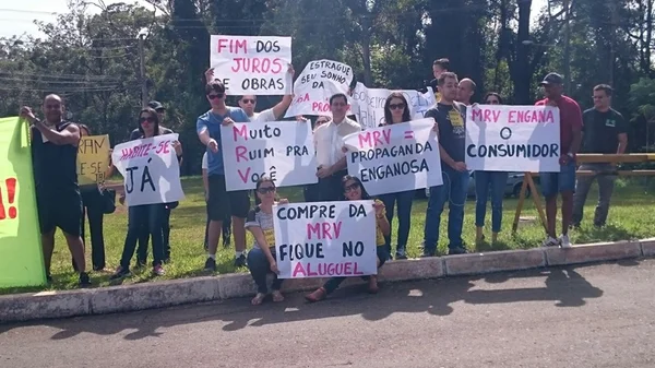 Manifestantes cobram liberação de Habite-se em frente à Residência Oficial de Águas Claras