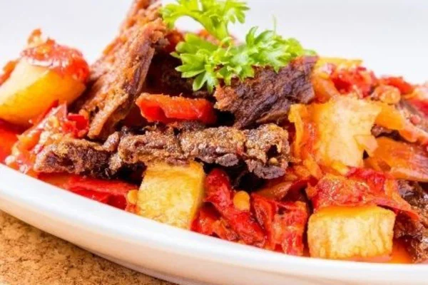 Carne com mandioca