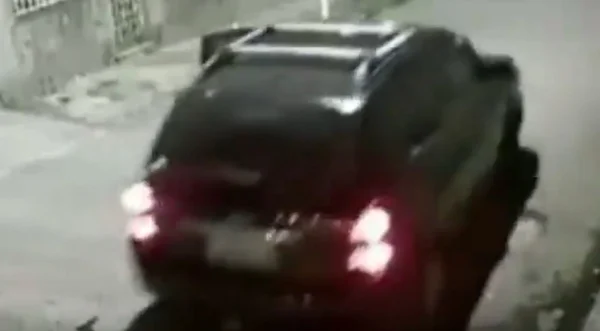 Imagem colorida de carro arrastando mulher durante assalto - Metrópoles